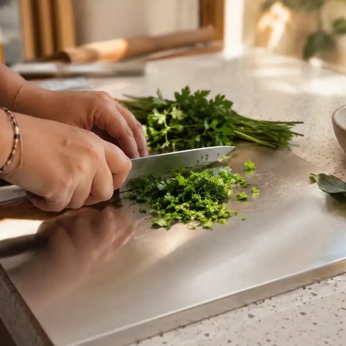 Planche à découper inox Inoxia - utilisation en cuisine