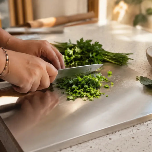 Planche à découper inox Inoxia - utilisation en cuisine